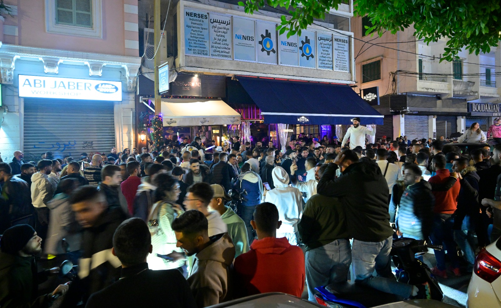 ليلة رأس السنة في مار مخايل والجميزة أجواء صاخبة وأمل بعام أفضل